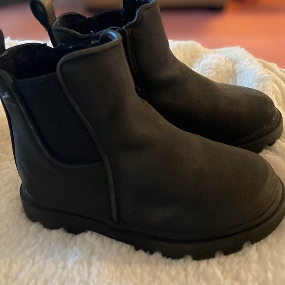 Toddler size 9 black boots. - Picture 1 of 3